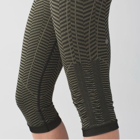 Lululemon In the Flow Leggings Heathered Fatigue Green Black Capri Size 2 - Picture 10 of 14